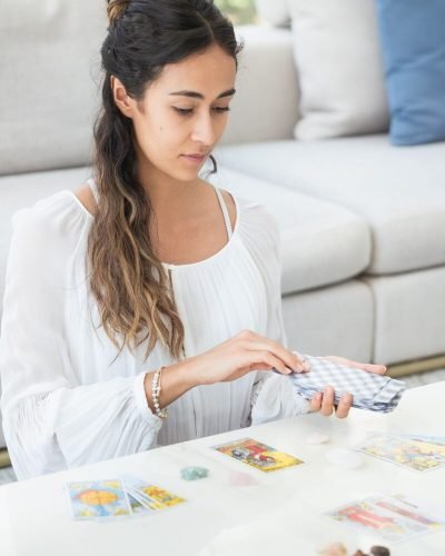reemplazo_mujer_leyendo_tarot